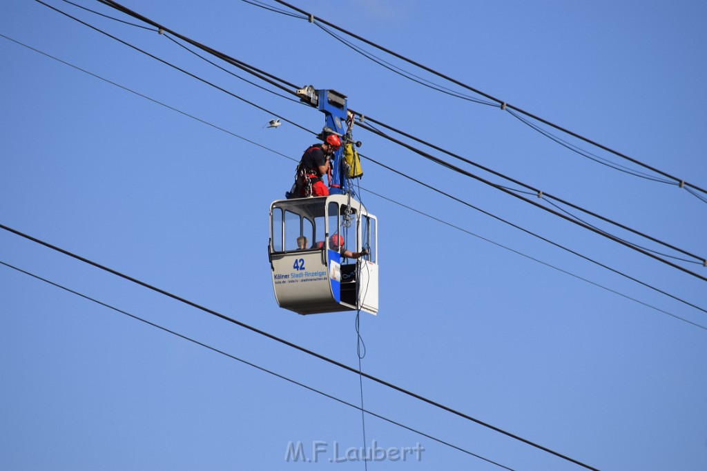 Koelner Seilbahn Gondel blieb haengen Koeln Linksrheinisch P480.JPG - Miklos Laubert